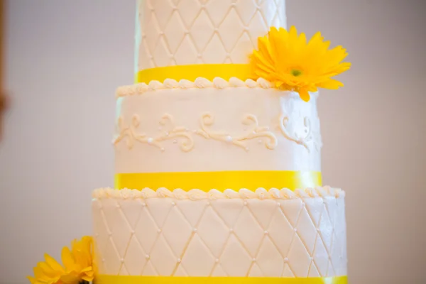 Bolo de recepção de casamento branco e amarelo — Fotografia de Stock