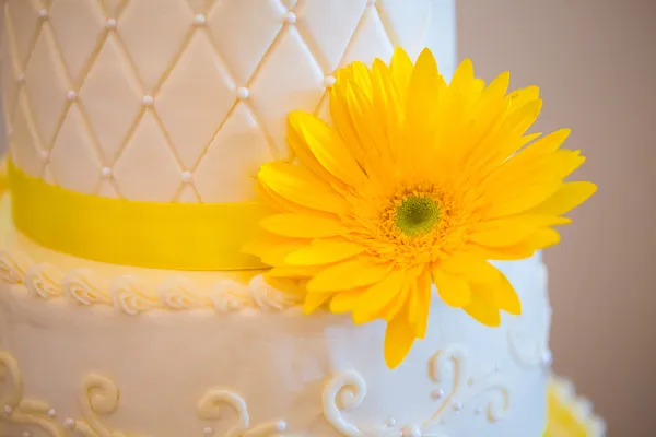 白色和黄色的婚礼接待蛋糕 — 图库照片