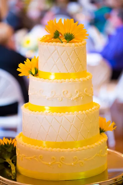 Witte en gele bruiloft receptie taart — Stockfoto