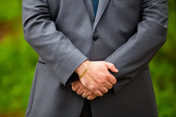 Brudgummen med händerna tillsammans — Stockfoto