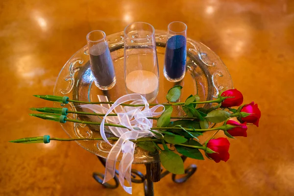 Ceremonia de la arena de la boda y rosas — Foto de Stock