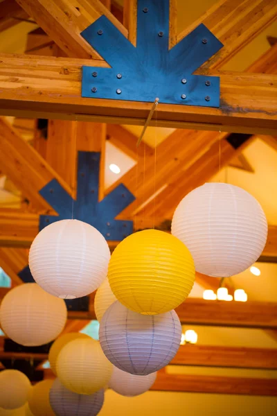 Lanternas de papel branco e amarelo no casamento — Fotografia de Stock