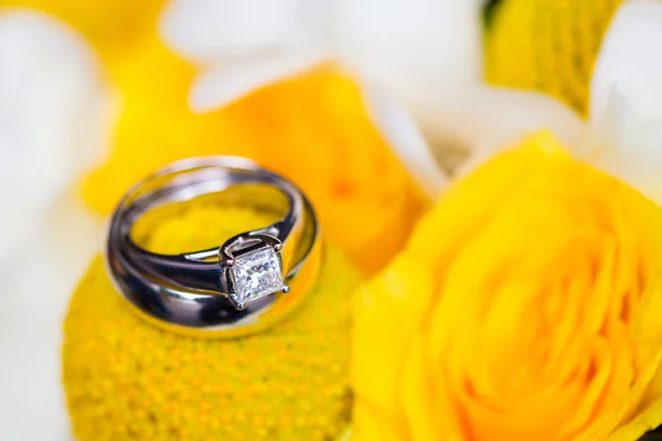 Anéis de casamento no buquê de noiva — Fotografia de Stock