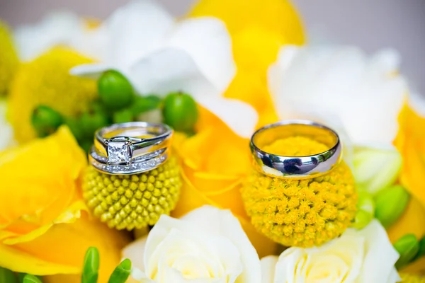 Anillos de boda en ramo de novia — Foto de Stock