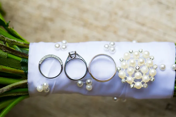 Anéis de casamento no buquê de noiva — Fotografia de Stock