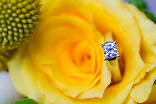Wedding Rings on Bridal Bouquet — Stock Photo, Image