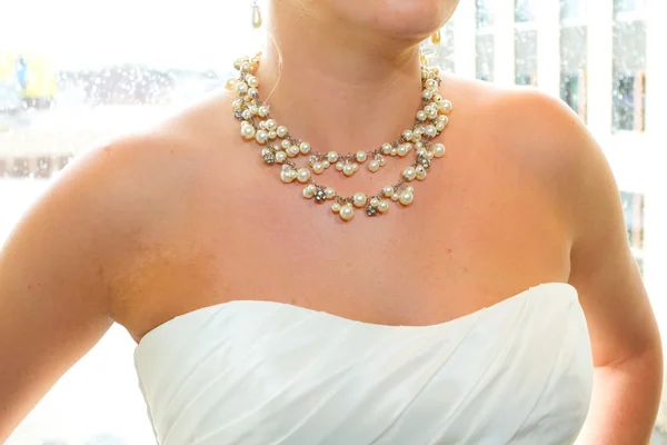 Nevěsty a svatební perlový náhrdelník — Stock fotografie