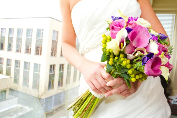 Bride Holding Bouquet de fleurs mixtes — Photo