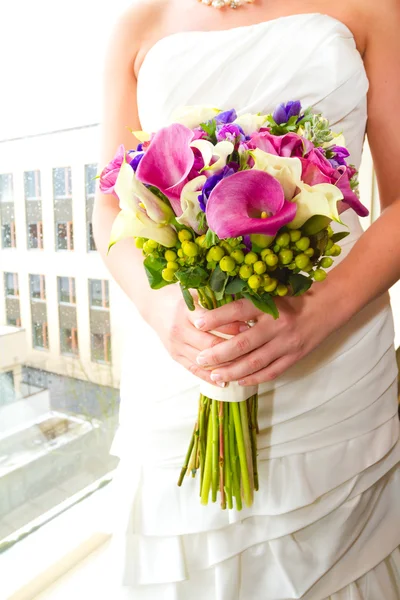 Nevěsta drží smíšené kytice — Stock fotografie