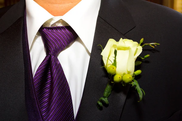 Brudgummen kostym och Boutineer — Stockfoto