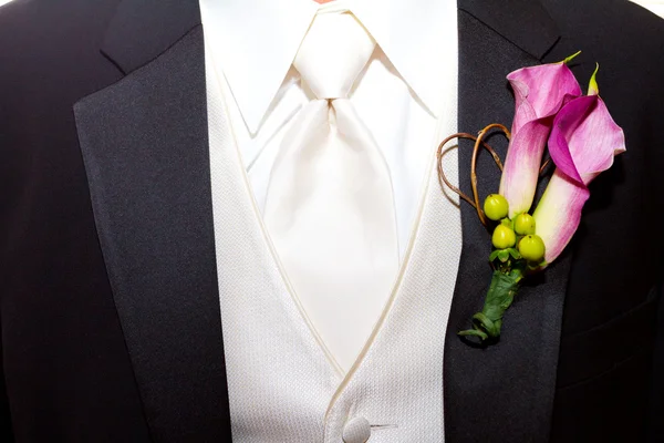 Brudgummen kostym och Boutineer — Stockfoto
