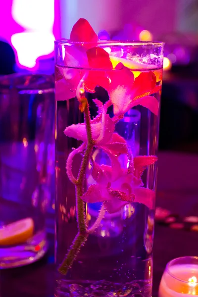 Весільні квіти і декор на стійці реєстрації гостей — стокове фото