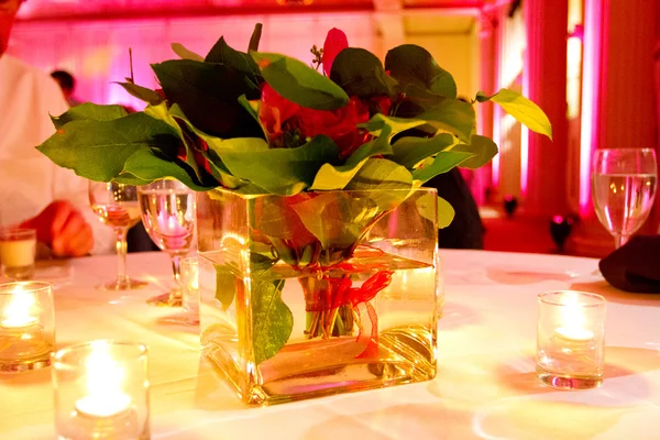 Весільні квіти і декор на стійці реєстрації гостей — стокове фото