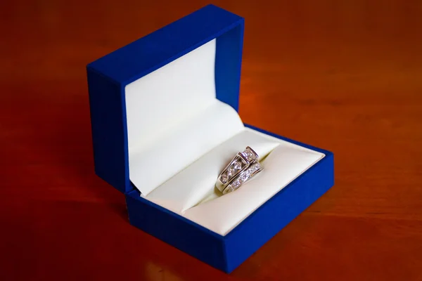 Anéis de casamento em caixa azul — Fotografia de Stock
