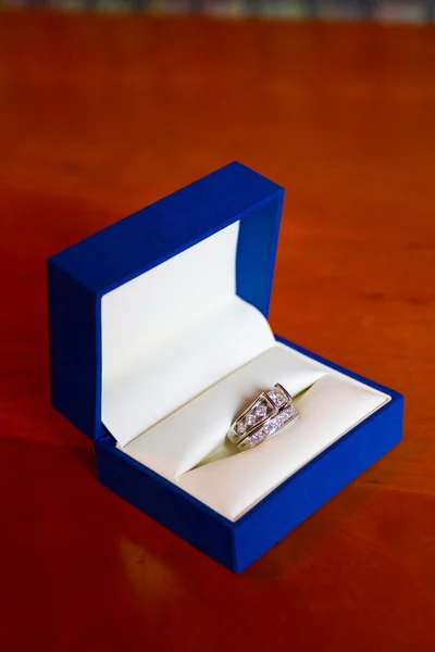 Anéis de casamento em caixa azul — Fotografia de Stock