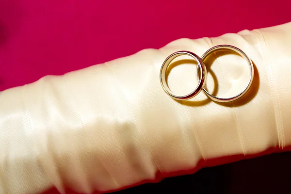 Wedding Rings and Flowers — Stock Photo, Image