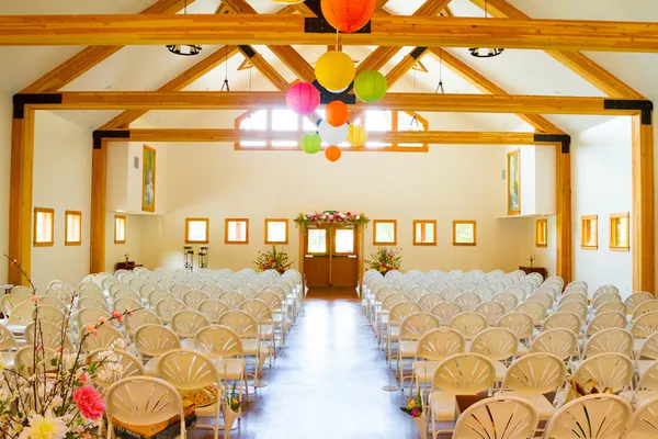 Место проведения свадебной церемонии в помещении — стоковое фото