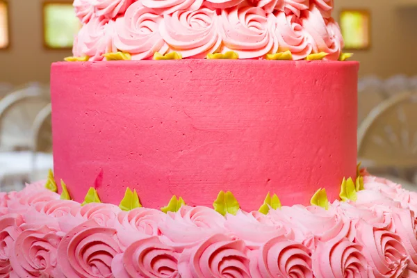 Рожевий весільний торт — стокове фото