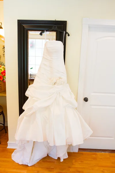 Bílé svatební šaty — Stock fotografie