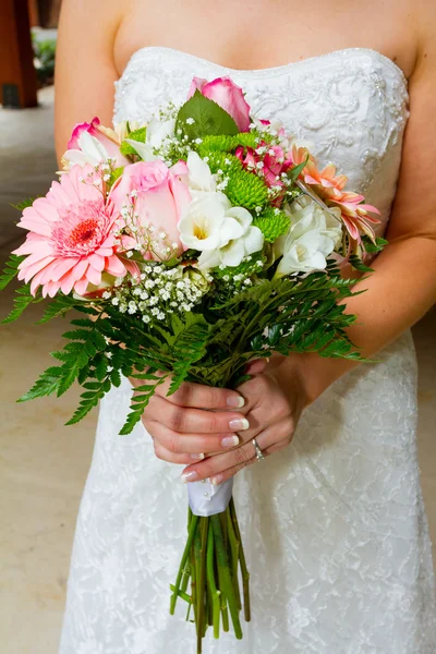 Mariée tenant bouquet de fleurs — Photo