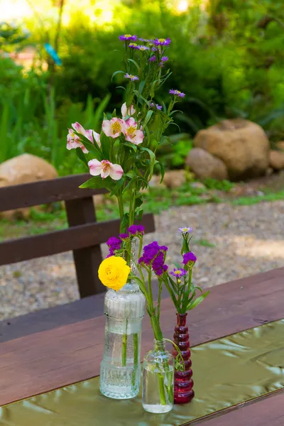 Vintage şişe ve çiçek Centerpieces — Stok fotoğraf