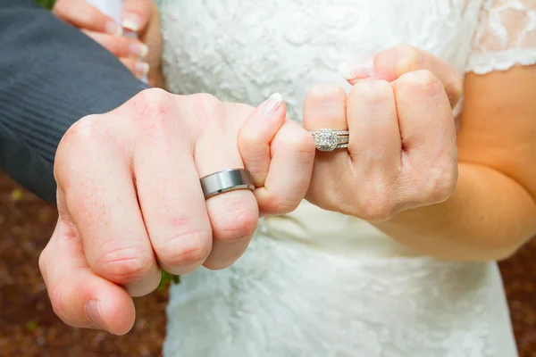 Manos de anillo de boda de juramento rosado —  Fotos de Stock