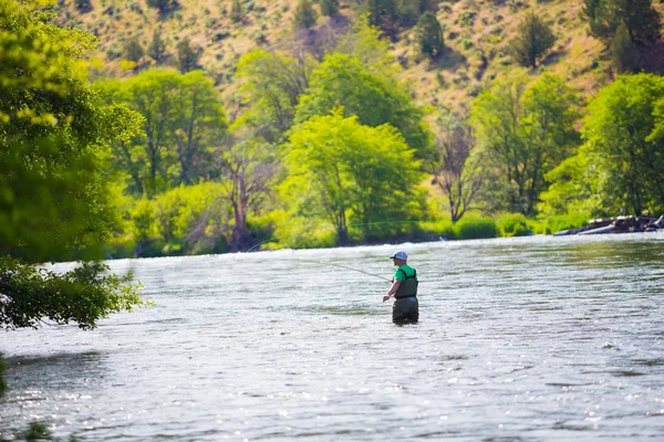 Fly Fisherman Casting sul fiume Deschutes — Foto Stock