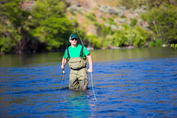 Fly Fisherman แคสติ้ง บนแม่น้ํา Deschutes — ภาพถ่ายสต็อก