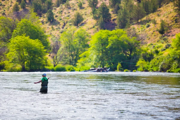 Fly Fisherman Casting sul fiume Deschutes — Foto Stock