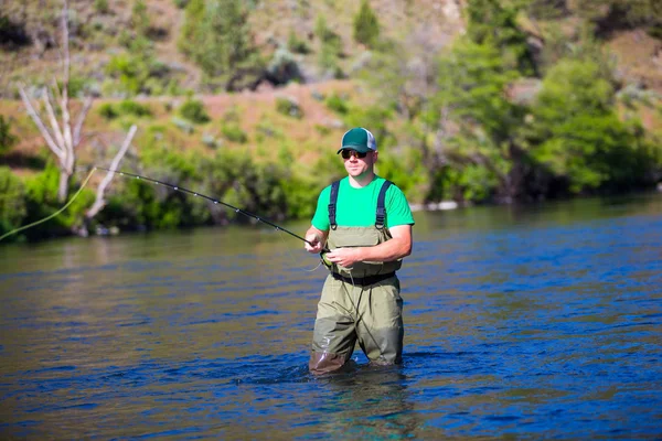 Fly Fisherman แคสติ้ง บนแม่น้ํา Deschutes — ภาพถ่ายสต็อก