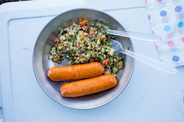 Sırt çantasıyla sosis yemek yiyecek — Stok fotoğraf