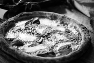 Taze İtalyan pizzası. Yakından bak.