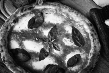 Taze İtalyan pizzası. Yakından bak.