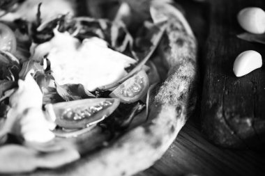 Taze malzemeli lezzetli İtalyan pizzası.