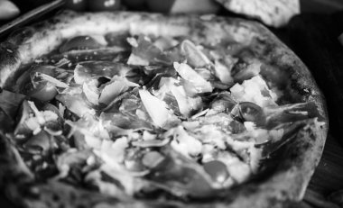 Taze malzemeli lezzetli İtalyan pizzası.