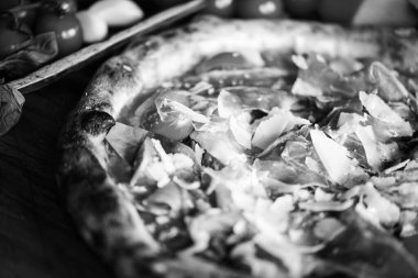 Taze malzemeli lezzetli İtalyan pizzası.