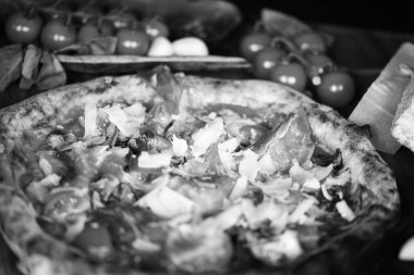 Taze malzemeli lezzetli İtalyan pizzası.