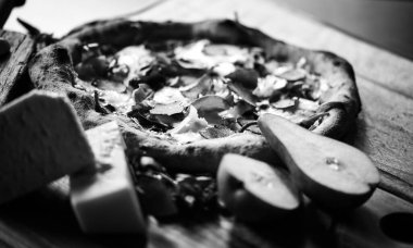 Taze malzemeli lezzetli İtalyan pizzası.