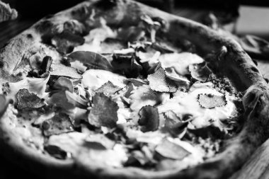 Taze malzemeli lezzetli İtalyan pizzası.