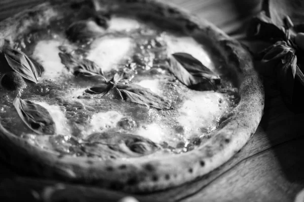 Svěží Italská Pizza Zblízka Pohled — Stock fotografie