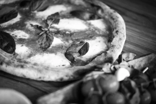 Świeże Włoskie Pizza Bliska Widok — Zdjęcie stockowe