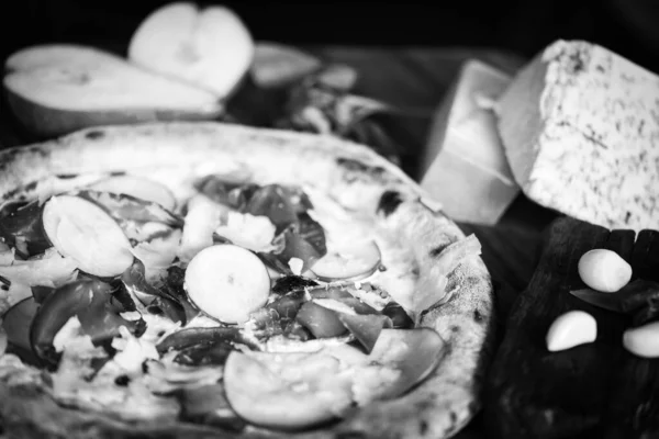 おいしい新鮮なイタリアのピザを間近で見る — ストック写真