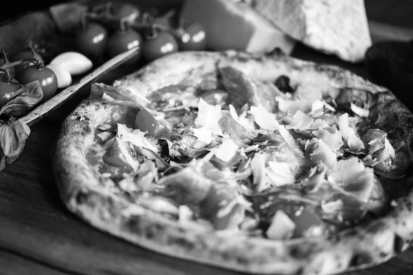 Läcker Italiensk Pizza Med Färska Ingredienser — Stockfoto