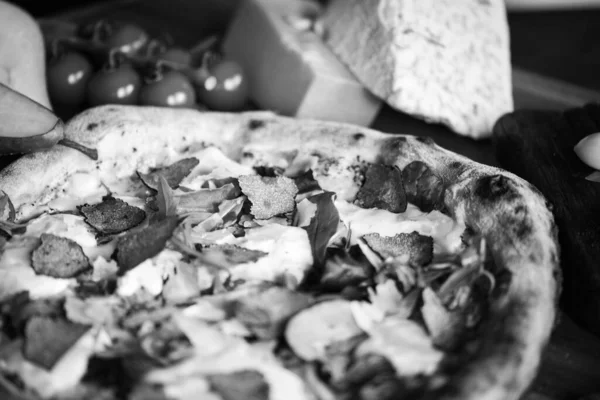 Délicieuse Pizza Italienne Avec Des Ingrédients Frais — Photo