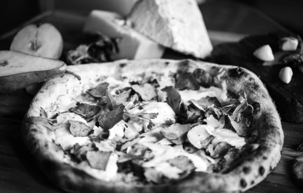 Pyszna Włoska Pizza Świeżymi Składnikami — Zdjęcie stockowe