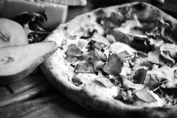 Pyszna Włoska Pizza Świeżymi Składnikami — Zdjęcie stockowe