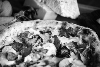 Taze malzemeli lezzetli İtalyan pizzası.