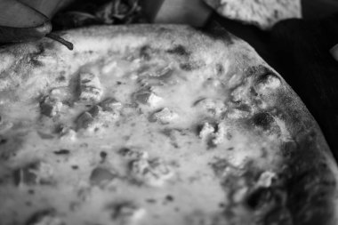 Taze malzemeli lezzetli İtalyan pizzası.