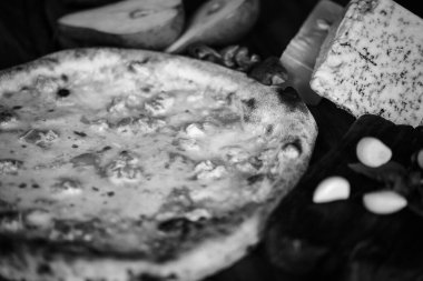 Taze malzemeli lezzetli İtalyan pizzası.