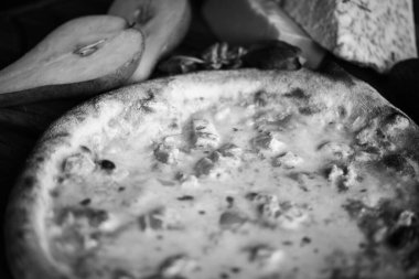 Taze malzemeli lezzetli İtalyan pizzası.